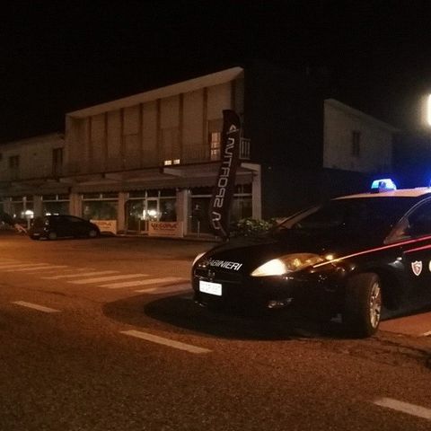 Fermato per un controllo, tenta di corrompere e aggredisce i carabinieri: 21enne arrestato