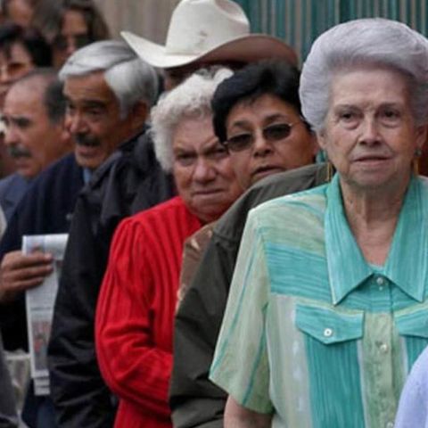 El IMSS, recomienda a mayores de 60 años, no cobrar su pensión el mismo día de pago