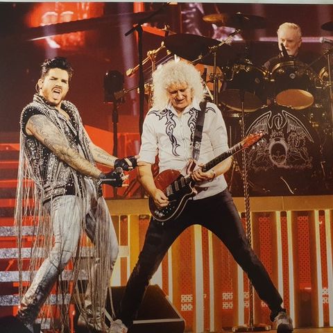 Brian May parla di un possibile inedito dei Queen con la voce di Adam Lambert, che ha sostituito Freddie solo nei live. Andiamo poi al 1989.