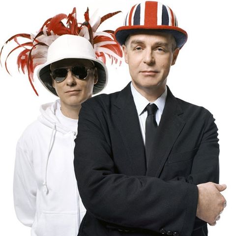 Pet Shop Boys. Con "Dreaming of the Queen" del 1993, anche il duo synth pop, rese protagonista di un proprio brano la Regina Elisabetta II.
