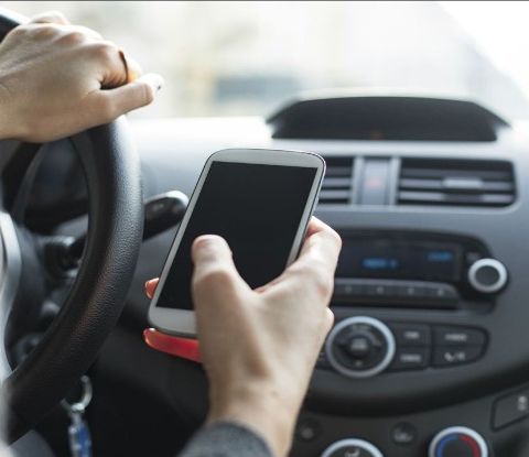 C’è l’ok al nuovo codice della strada: pene severe per l’uso dello smartphone e guida in stato di ebbrezza