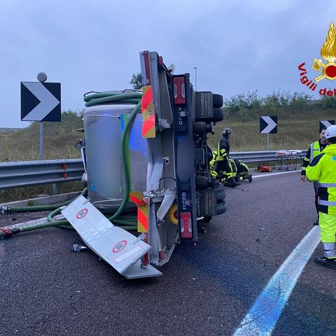 A31, il furgone “tocca” un camion nello svincolo con la Spv e poi si rovescia: ferito l’autista