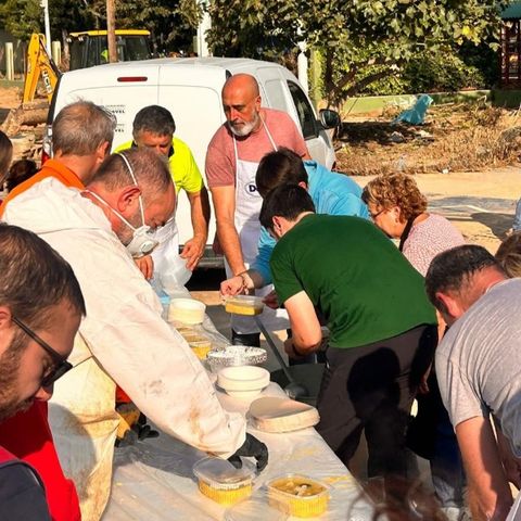 "Aquí hay gente que llevará 4 ó 5 días sin comer caliente": voluntarios preparan arroz por pueblos afectados por la DANA