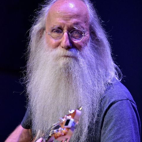 Legendary bass and session player Leland Sklar talks about his amazing career and his book on The Mike Wagner Show!