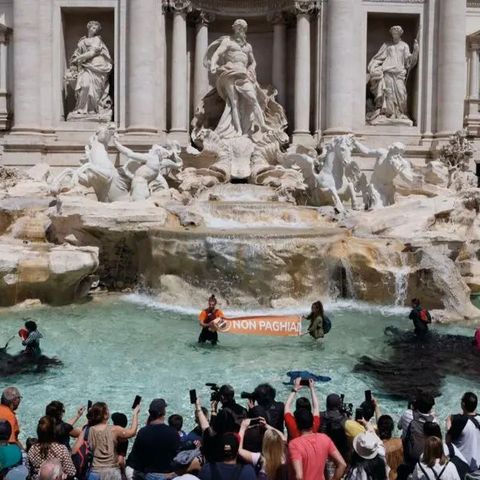 Clima, ancora un blitz di Ultima Generazione: liquido nero nella Fontana di Trevi a Roma