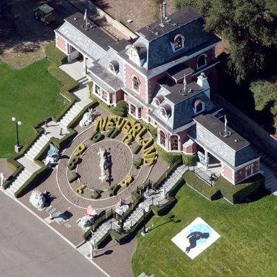 MICHAEL JACKSON: è stata venduto "Neverland" il suo famosissimo ranch in California. Parliamo poi della sua hit "Remember the time"del 1991.