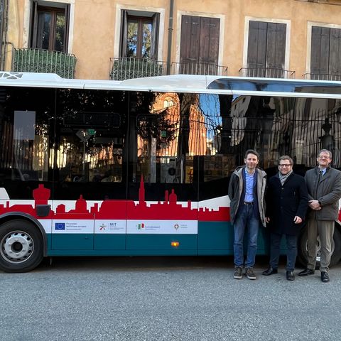 Bus elettrici in città, al via la rivoluzione: “In futuro sempre più corse saranno green”
