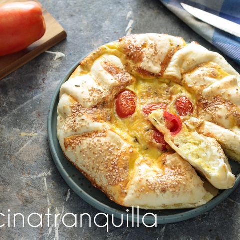 Torta rustica con uova e pomodorini