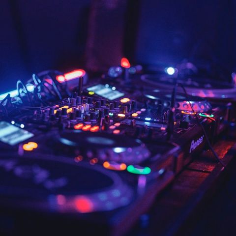 Viernes con DJ Infinity 🌍👨‍🚀