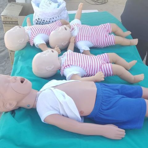 Mamma salva il figlio dal soffocamento dopo aver appreso in spiaggia la manovra di Heimlich