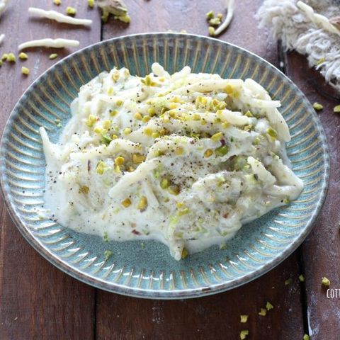 Pasta con crema di stracciatella e pistacchi