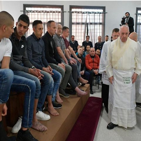 Papa Francisco lavó los pies a 12 reos este Jueves Santo