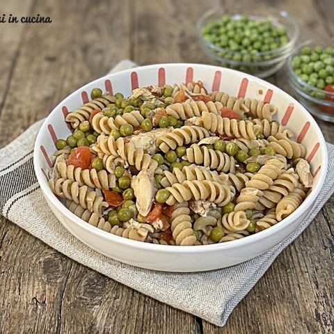 Pasta con sgombro e piselli