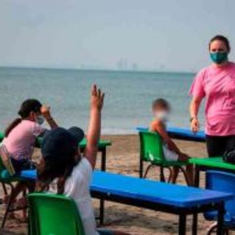 Escuela privada en Veracruz toma clases presenciales en la playa
