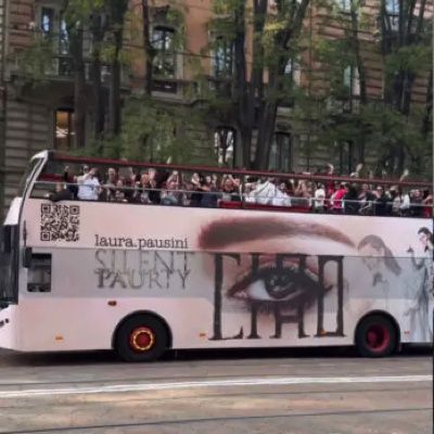 Laura Pausini. Il brano Ciao, presentato coi fan su un autobus per le strade milanesi, è un invito ad accettare senza astio ogni separazione