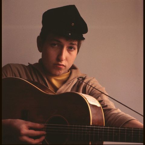 Bob Dylan - 1. del (1959 - 1964): Den stilskabende sangskriver forvandler musikalske tyvekoster til orignal folkemusik.