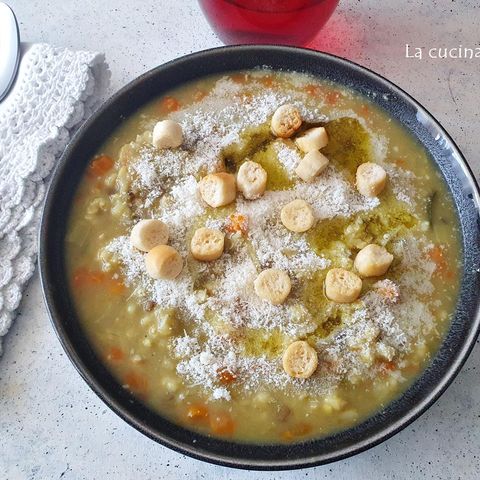 Zuppa con cereali e lenticchie