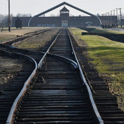 Modiano: "Ad Auschwitz eravamo schiavi" (di Paola Lo Mele)