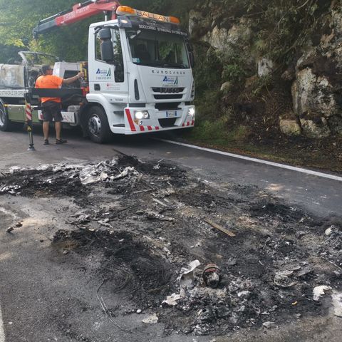 Auto in marcia avvolta dalle fiamme sul Grappa: turisti tedeschi si lanciano fuori e si salvano