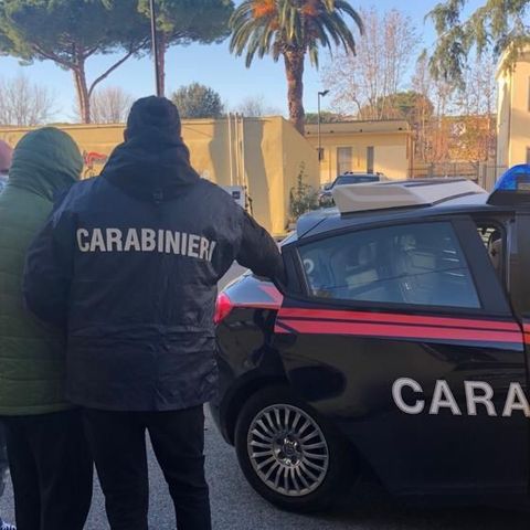 Nasconde in un calzino 115 dosi di cocaina ed eroina. Ma non sfuggono al “fiuto” dei militari