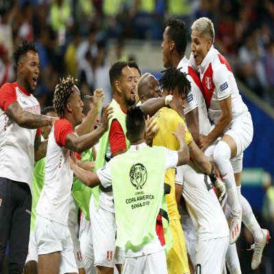 Copa America - Suarez tradisce, festa Perù