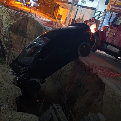 Vehículo cae en la zanja de la Calle 10 de Septiembre, en San Pedro de Macorís.