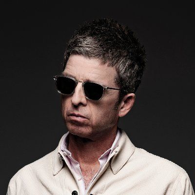 Noel Gallagher, le sue recenti dichiarazioni sugli Oasis e i rapporti con fratello Liam. Parliamo poi della hit "Cigarettes & Alcohol".