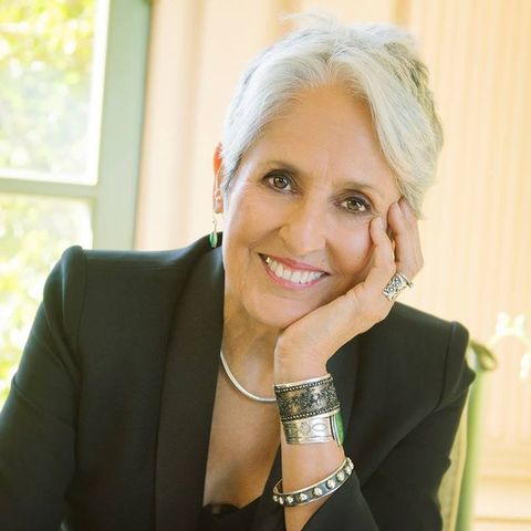 Joan Baez. La cantautrice folk, interprete del pacifismo e dei diritti civili, 45 anni fa cantava "Diamond and Rust", dedicata a Bob Dylan.