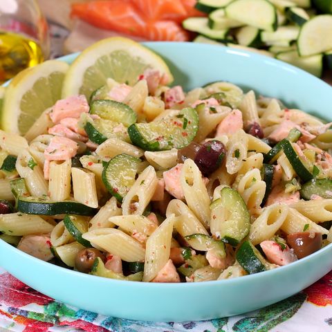 Pasta fredda con zucchine e salmone