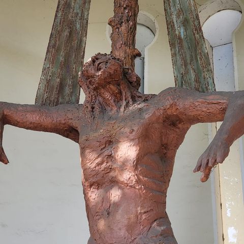 Dita mozzate al Cristo in legno, “custode” del giardino dell’Ipab La Casa. “Atto vandalico”