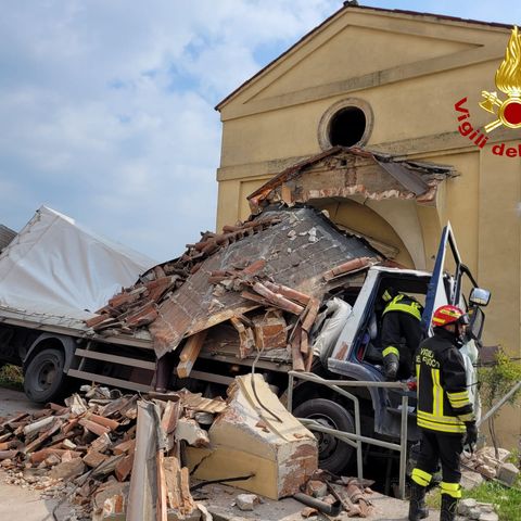 Camion fuori strada a Polegge: abbattuto il portico di una chiesetta, due feriti