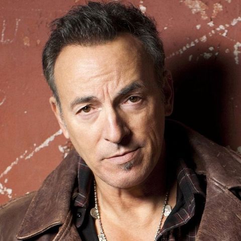 Bruce Springsteen ricorda gli artisti e i brani che da giovane lo hanno avvicinato alla musica, tra cui Bob Dylan con "Like a Rolling Stone"