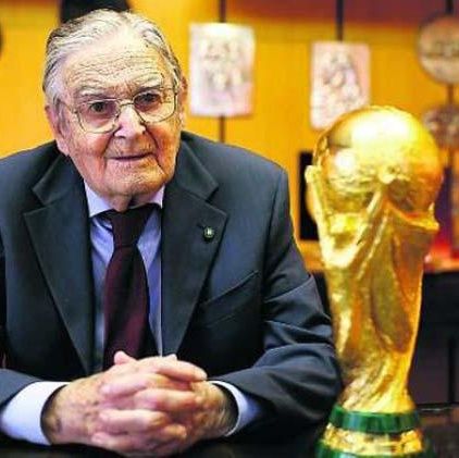 Coppa del Mondo - Mio padre pose il cuore oltre la siepe per disegnarla e realizzarla - La storia della Coppa del Mondo FIFA-
