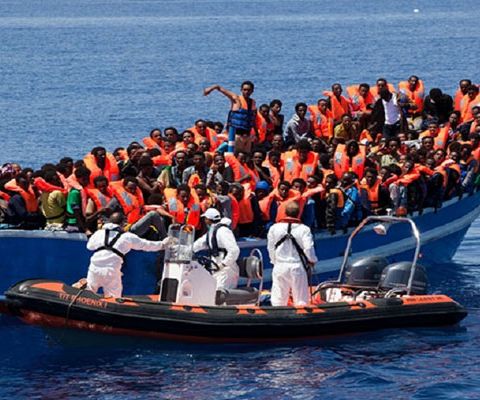 Migranti, oltre 2 mila persone soccorse: hotspot di Lampedusa al collasso. Oggi vertice al Viminale