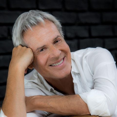 Claudio Baglioni. La sua carriera dall'album "Oltre", del 1990, fino ad oggi, passando per i Festival di Sanremo presentati nel 2018 e 2019.