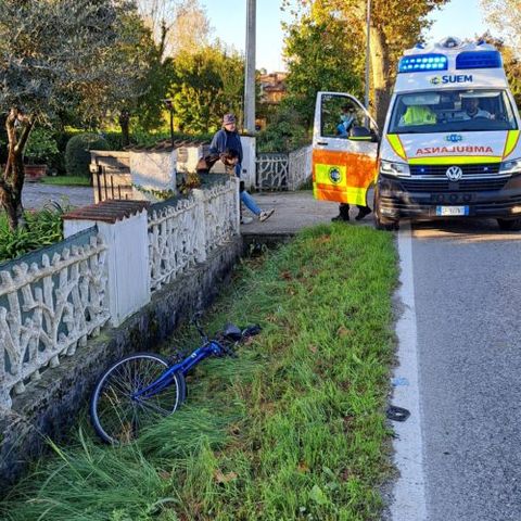 Ciclista travolto sulla Vecchia Gasparona: l’automobilista si allontana ma poi si presenta dai carabinieri