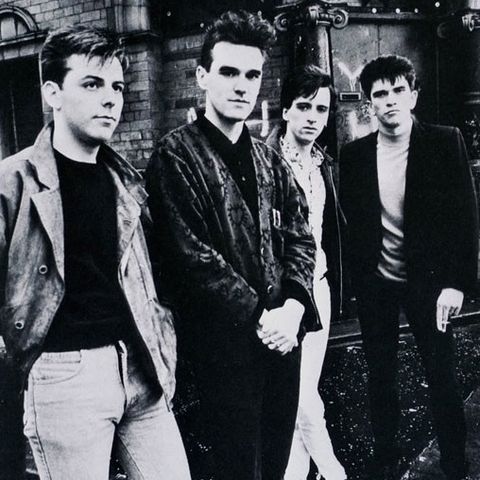 The Smiths. Andiamo al 1984 per raccontarvi la nascita del primo album della storica band inglese, una pietra miliare del pop rock anni 80.