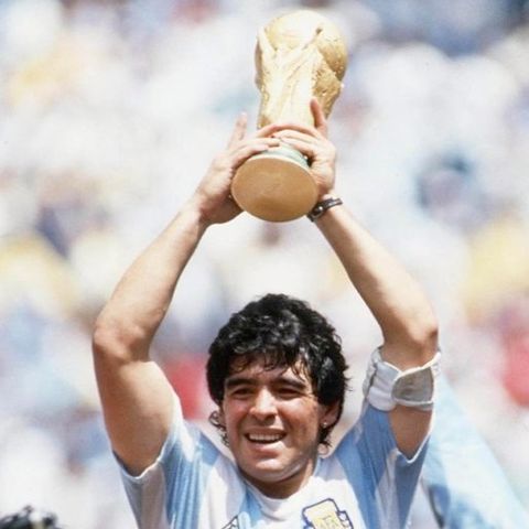 Il mito di Maradona: genio nel pallone, disastro nella vita