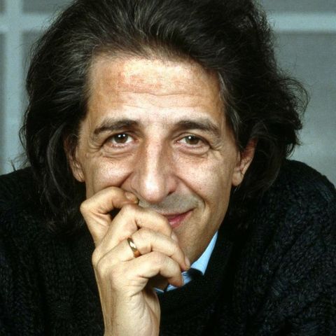 Giorgio Gaber: ricordiamo l'autore e cantante che ha inventato il Teatro Canzone, con brani ironici e che fanno riflettere, come Lo Shampoo.