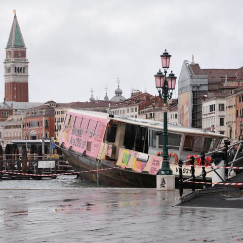 Venezia in tilt e gravi danni per la marea record