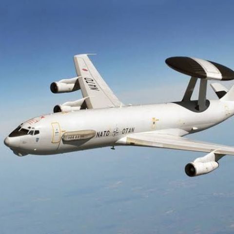 Aviones de control aerotransportado y alerta temprana (AWACS).