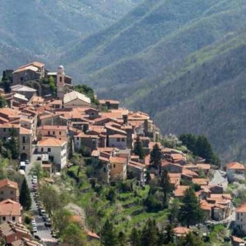 Triora: il borgo ligure noto per essere il "paese delle streghe" regala case a 1 euro