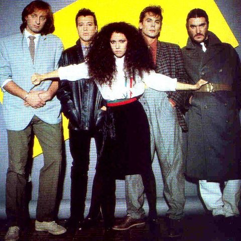Ricordiamo "Stringimi" dei MATIA BAZAR, e parliamo di ANTONELLA RUGGIERO che ha cantato questa hit nel 1989, dopo la quale lasciò la band.