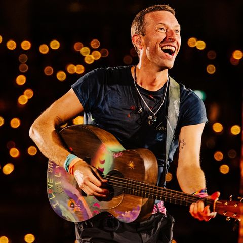 Coldplay. Brutto spavento per Chris Martin, a causa di una caduta durante un concerto. Noi, invece, oggi ricordiamo la loro "Higher Power"