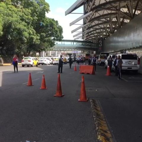 Taxistas bloquean Terminal 1 del AICM