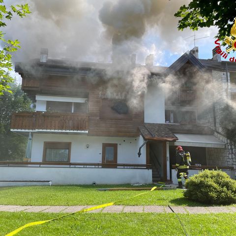 Fiamme in un residence, inagibile uno degli appartamenti. Il video