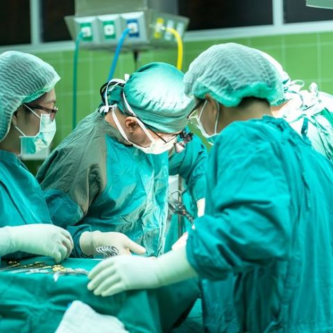 Intervento di 6 ore completato da maxi équipe di 12 medici su una paziente oncologica