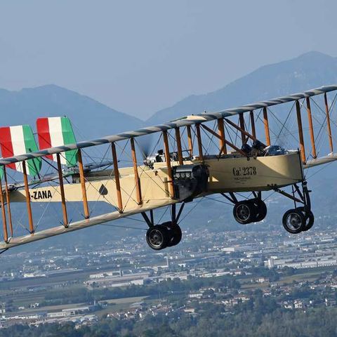 Due “miti del cielo” in mostra domenica all’aeroporto Ferrarin. Poi il decollo per gli Scacchi