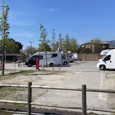 Nomadi occupano il parking dei camperisti. Il neosindaco Finco: “spazio contaminato”