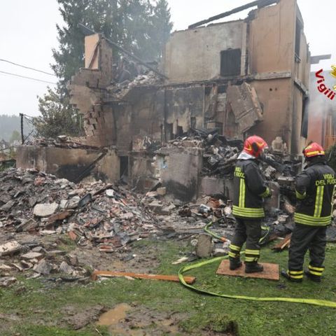 Inferno di fuoco a Gallio, trovati tra le macerie i resti del corpo del medico in pensione